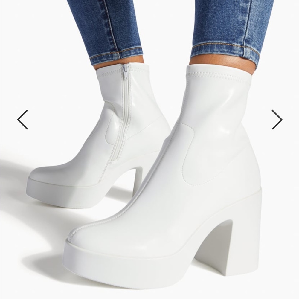 *NEW* White block heeled bootie